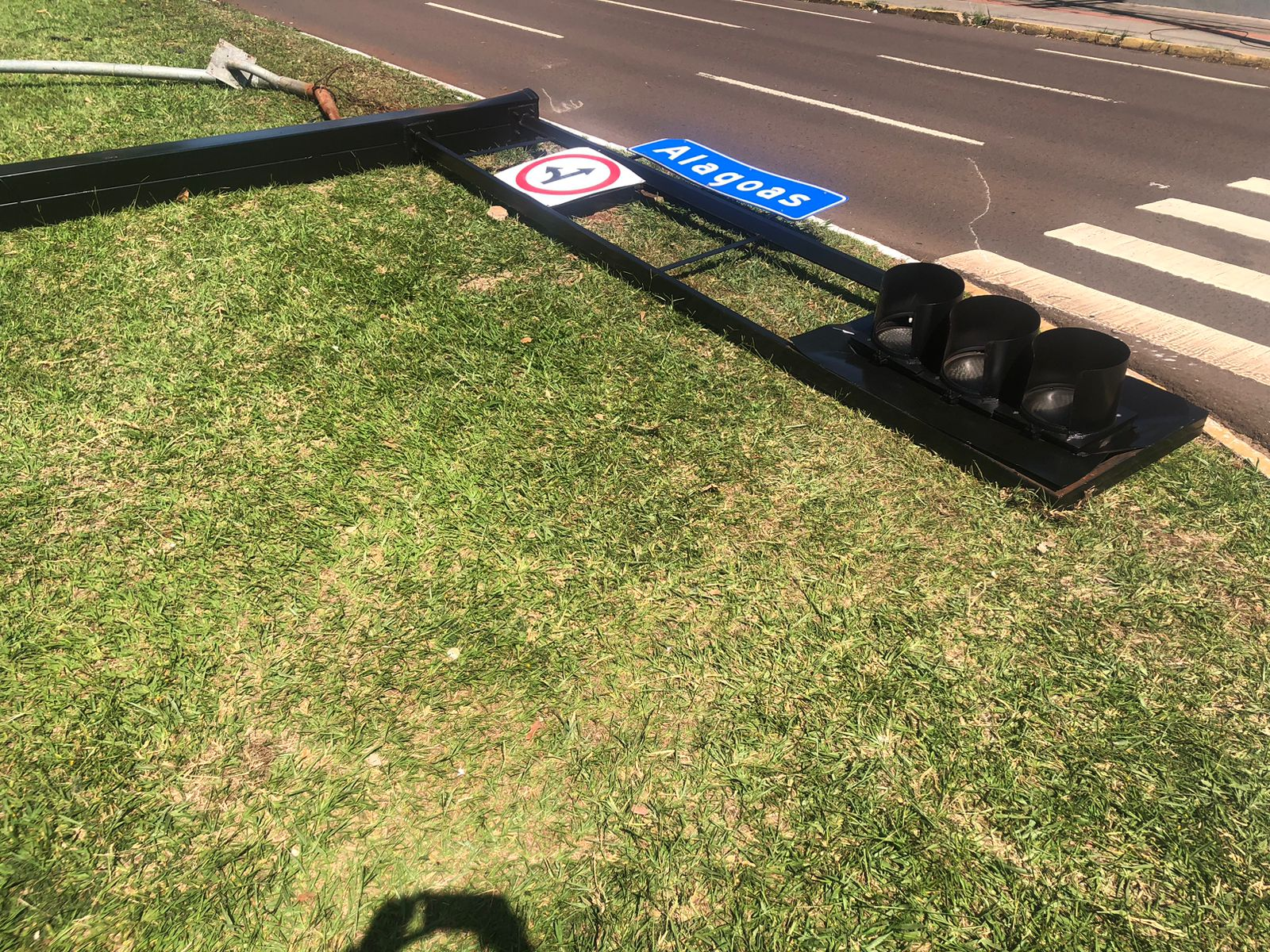 Bandido derruba semáforo de principal avenida de Campo Grande durante fuga com carro; veja vídeo