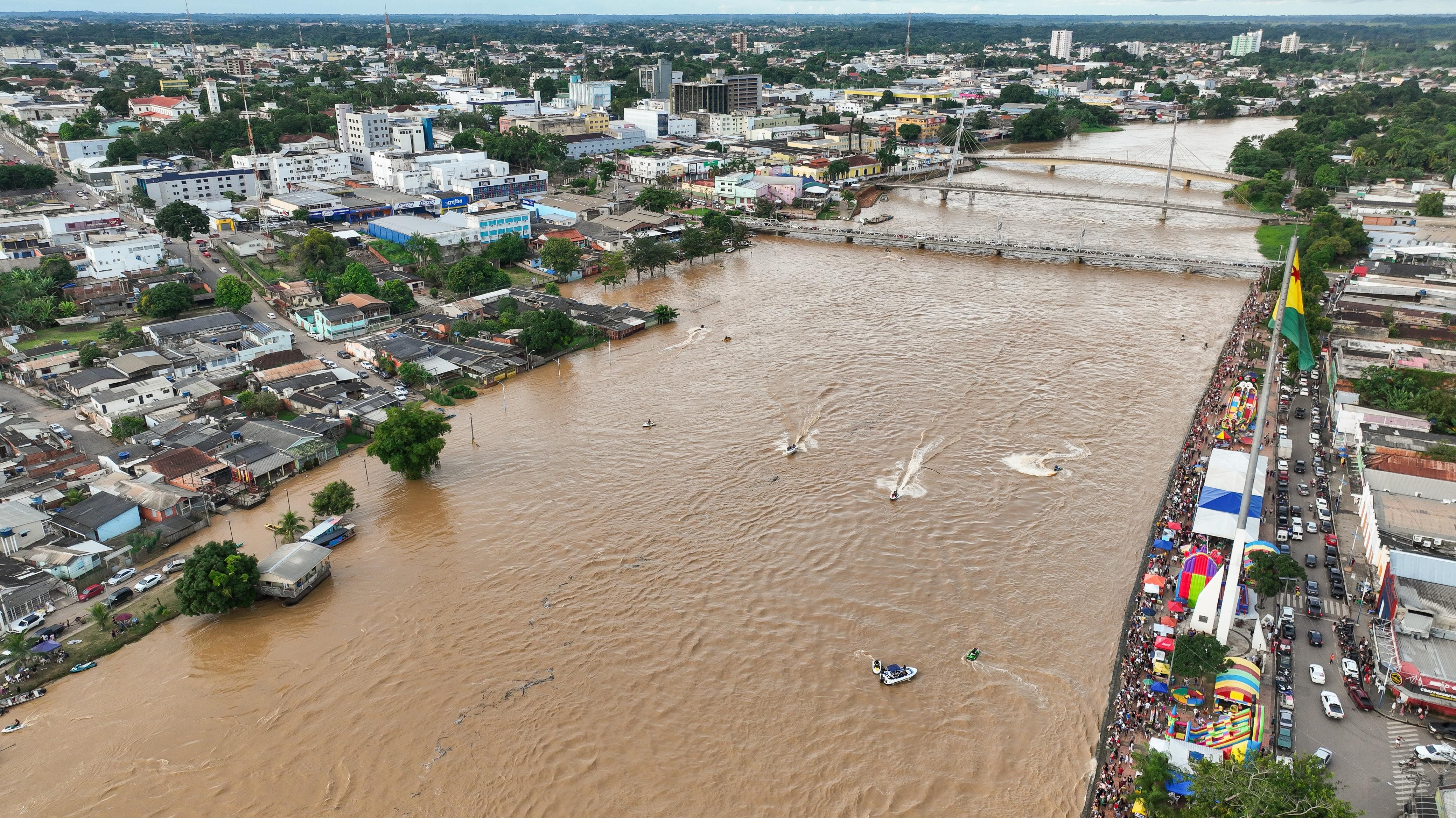 Marinha envia equipes para reforçar fiscalização no Rio Acre durante enchente na capital