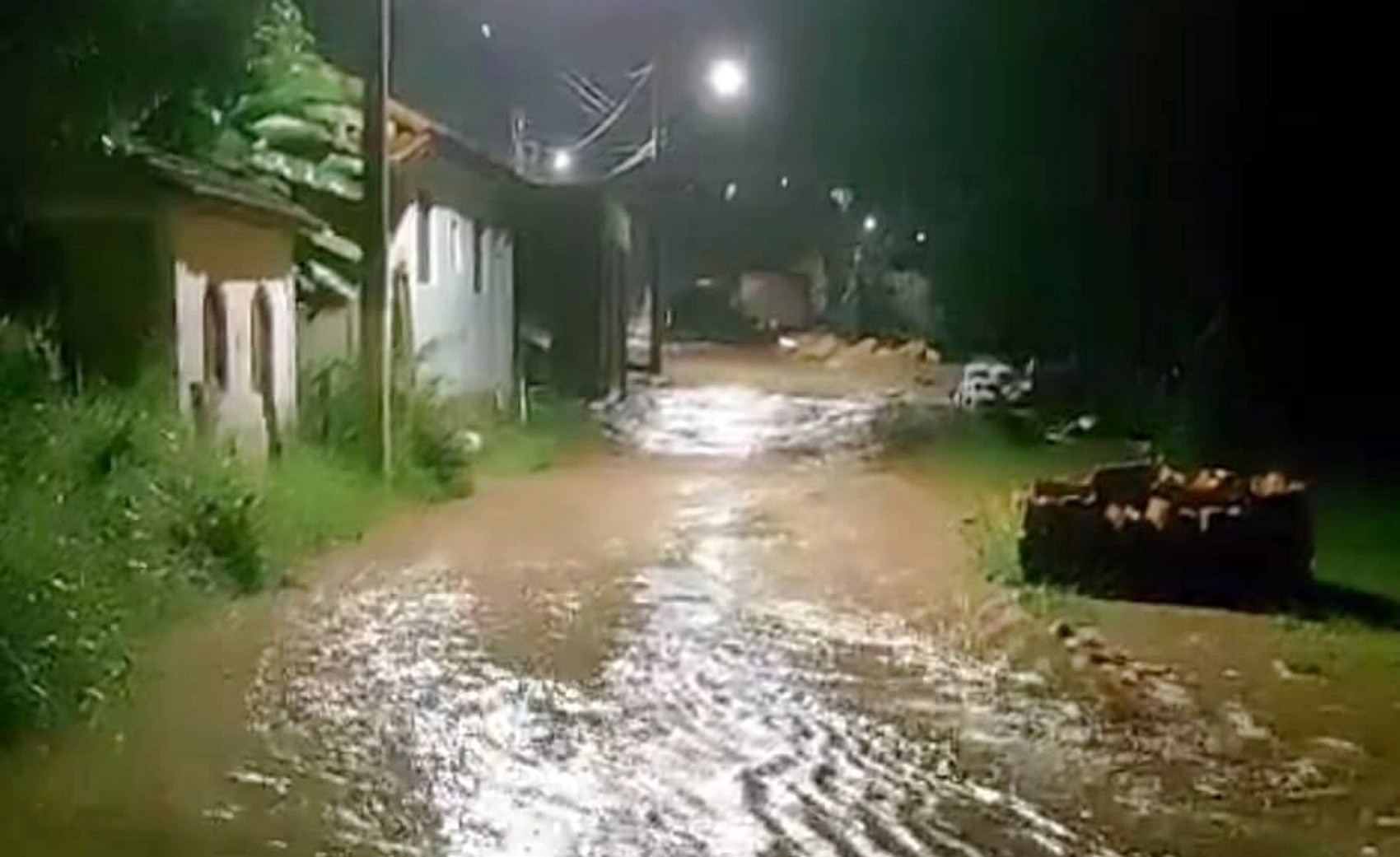 Chuva forte causa transtornos e deixa ao menos dois desalojados em Wenceslau Braz, MG