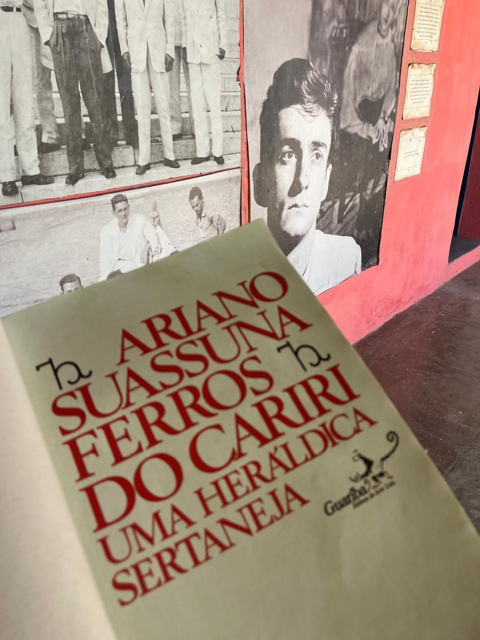 Livro "Ferros do Cariri: Uma Heráudica Sertaneja" está no Museu Casa Ariano Suassuna — Foto: Bruna Couto/g1