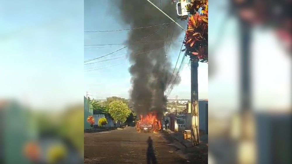 Carro pega fogo perto de escola no bairro Maravilha em Uberlândia