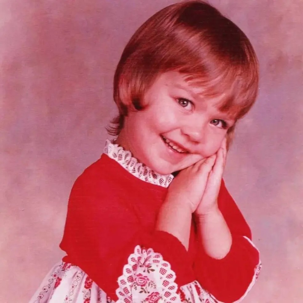 Alexis quando era criança e morava com os Bowmans — Foto: Cortesia de Cathy Terkanian