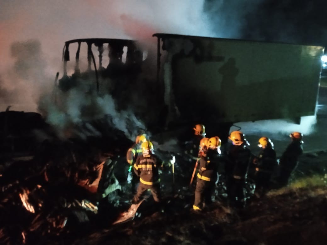 Dois morrem em incêndio causado após colisão entre carro e caminhão de linguiça, em SC