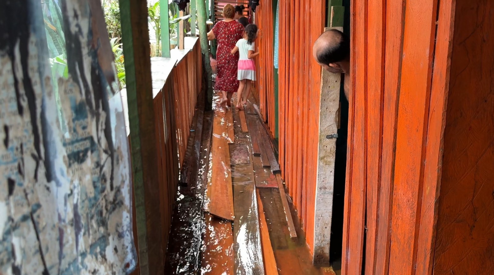 Moradores do bairro Educandos cobram construção de pontes em áreas alagadas por cheia do Rio Negro