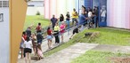 Eleições 2026 - Limeira (SP) - Eleitores aguardam na rampa da EMEIEF Dr Waldemar Lucato — Foto: Luciano Leão