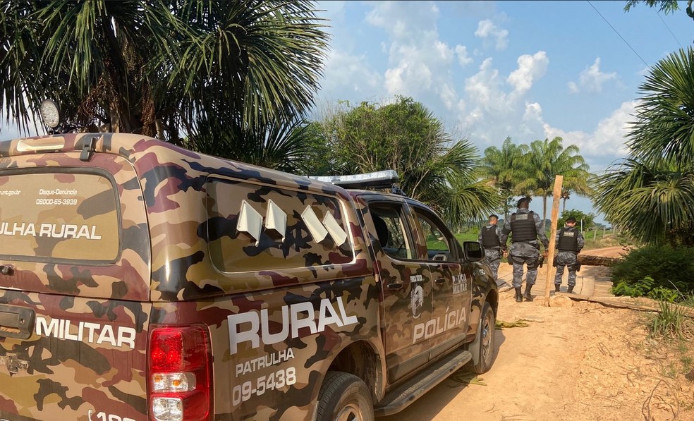 Após o crime, o suspeito fugiu com um trator da fazenda e foi encontrado — Foto: Polícia Militar