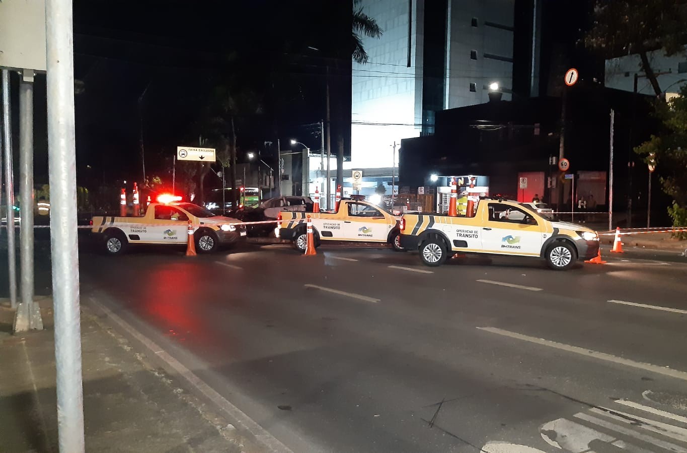 Mulher morre depois de carro bater em poste e pegar fogo na Região Centro-Sul de BH