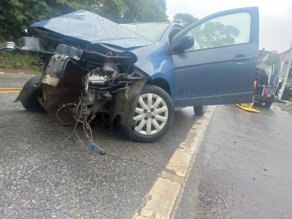Palio envolvido em colisão com caminhonete na BR-104, em São José da Laje, AL — Foto: Corpo de Bombeiros de Alagoas 