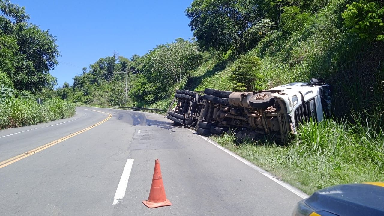 Carreta tomba e deixa homem ferido na BR-393, em Barra do Piraí