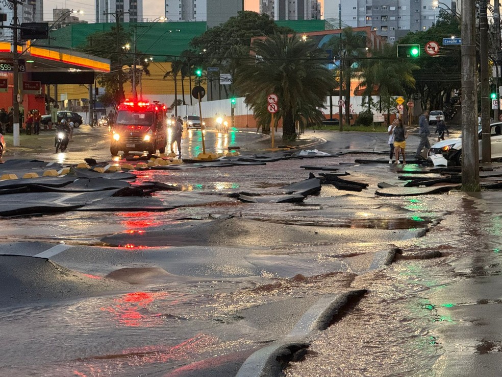 Asfalto em frente ao Teatro Municipal de Bauru cedeu com a forte chuva — Foto: Gabriel Pelosi/TV TEM