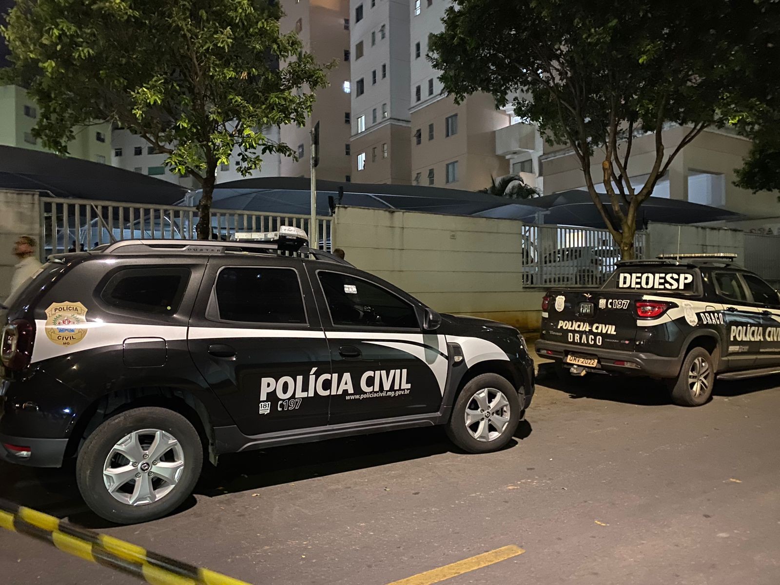 Após mais de 30 horas confinada, delegada da Polícia Civil que atirou em apartamento deixa prédio