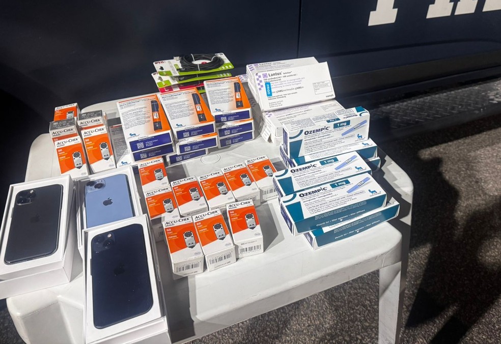 Remédios e celulares foram apreendidos pela PRF por estarem sem documentação — Foto: PRF/Cedida