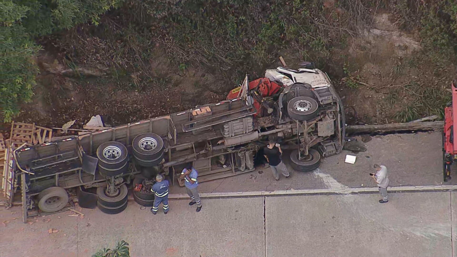 Tombamento de caminhão e pane em carreta interditam trechos da BR-040, na Serra de Petrópolis