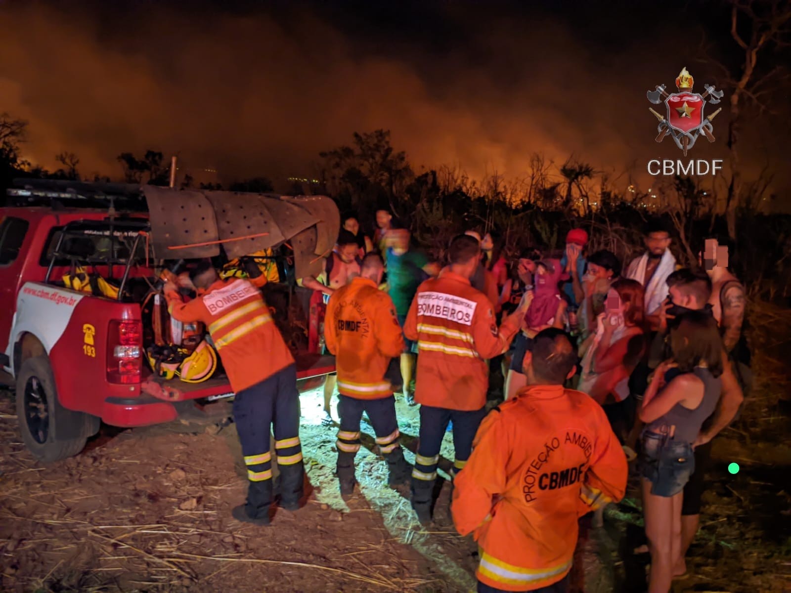 VÍDEO: banhistas ficam presos em cachoeira devido a incêndio em vegetação de Sobradinho