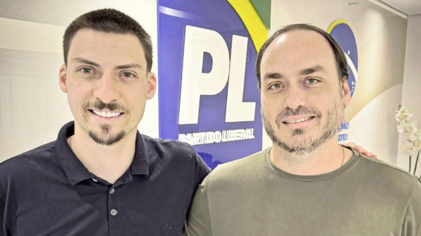 Jair Bolsonaro elege dois filhos em Santa Catarina e dá 66% dos votos para Flávio na Presidência