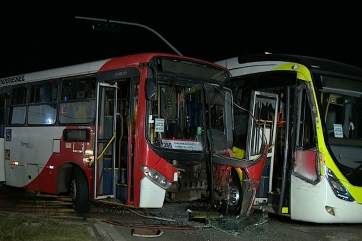 Batida entre dois ônibus deixa motorista e passageira feridos em Campinas