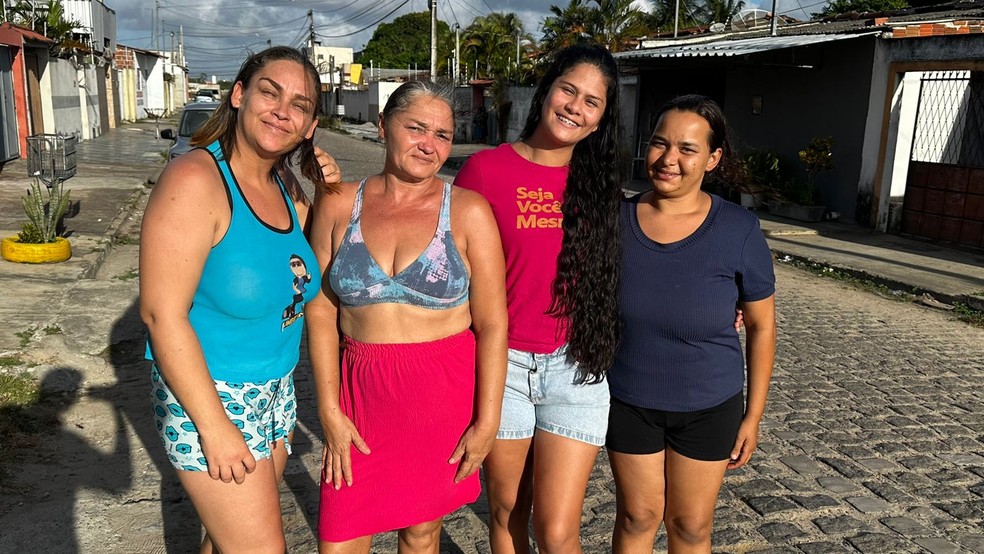 Vizinhas que ajudaram no parto da menina Maria Vitória, em Parnamirim — Foto: Kleber Teixeira/Inter TV Cabugi