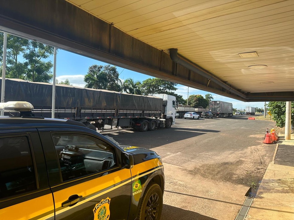 Caminhão é flagrado fazendo ultrapassagem irregular na BR-153 em Guaiçara — Foto: Polícia Rodoviária Federal / Divulgação