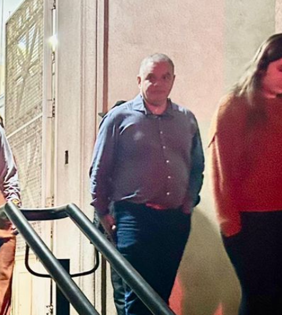 O médico Luciano Barboza Sampaio deixando o Fórum Criminal de São Carlos após absolvição — Foto: Ana Marin/g1