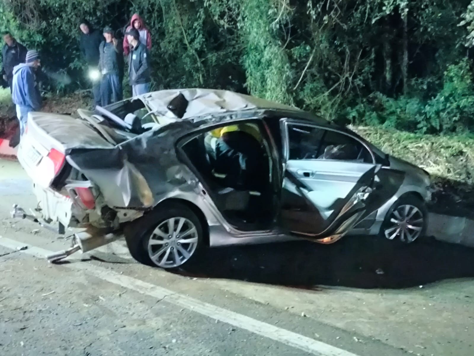 Motorista fica preso em carro após perder o controle e bater em barranco na BR-282, em SC