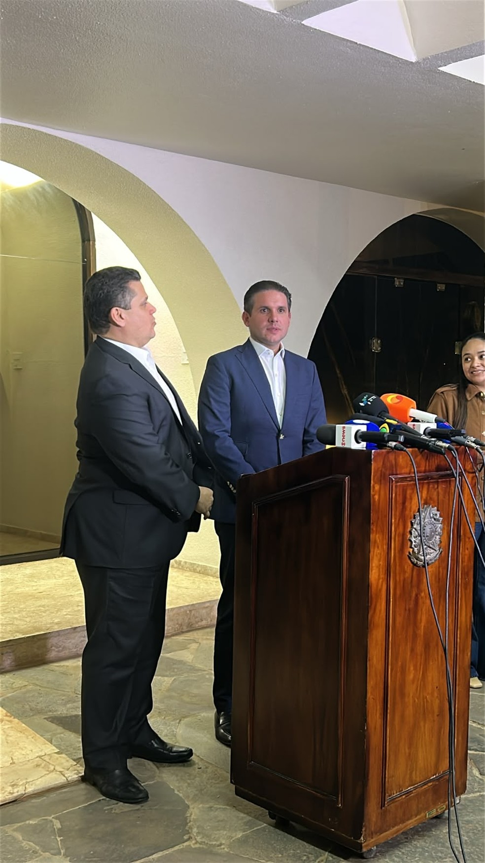 Os presidentes da Câmara dos Deputados, Hugo Motta (Republicanos-PB), e do Senado, Davi Alcolumbre (União-AP), em pronunciamento após conclusão das eleições — Foto: Sara Curcino/TV Globo