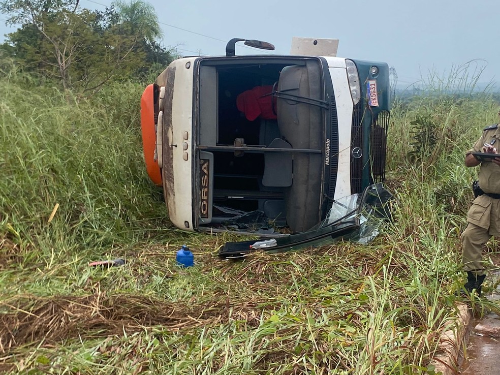Ônibus tomba e deixa oito feridos  Foto: Corpo de Bombeiros/Divulgação