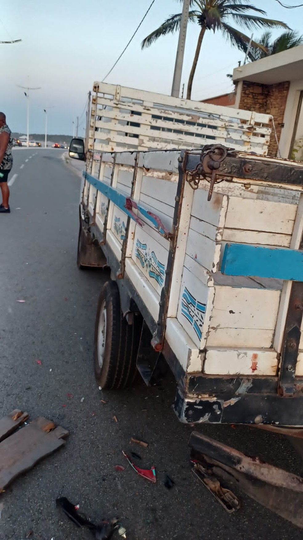 Motociclista fica ferido após bater em traseira de caminhão na Avenida Litorânea, em São Luís — Foto: Divulgação