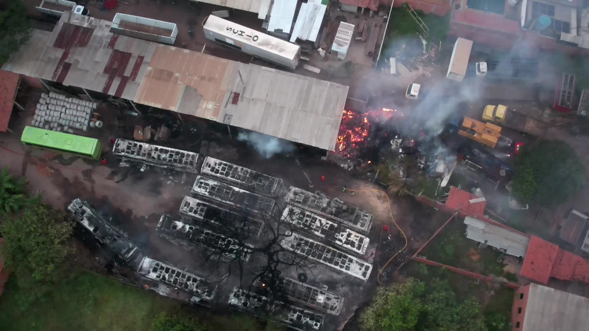 Incêndio destrói madeireira e garagem de ônibus na Zona Sul de Teresina