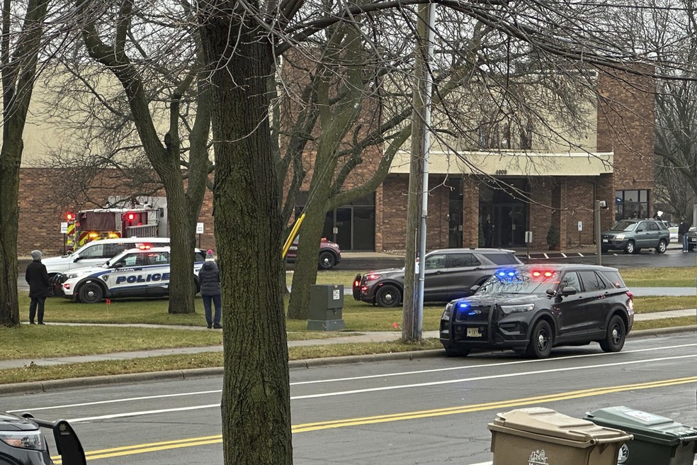 Veículos da polícia em frente à escola que foi alvo de atirador no Wisconsin, em 16 de dezembro de 2024 — Foto: AP Photo/Scott Bauer