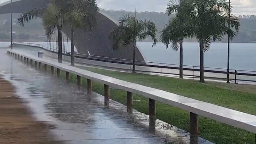 Moradores do DF comemoram chuva na capital; veja imagens 