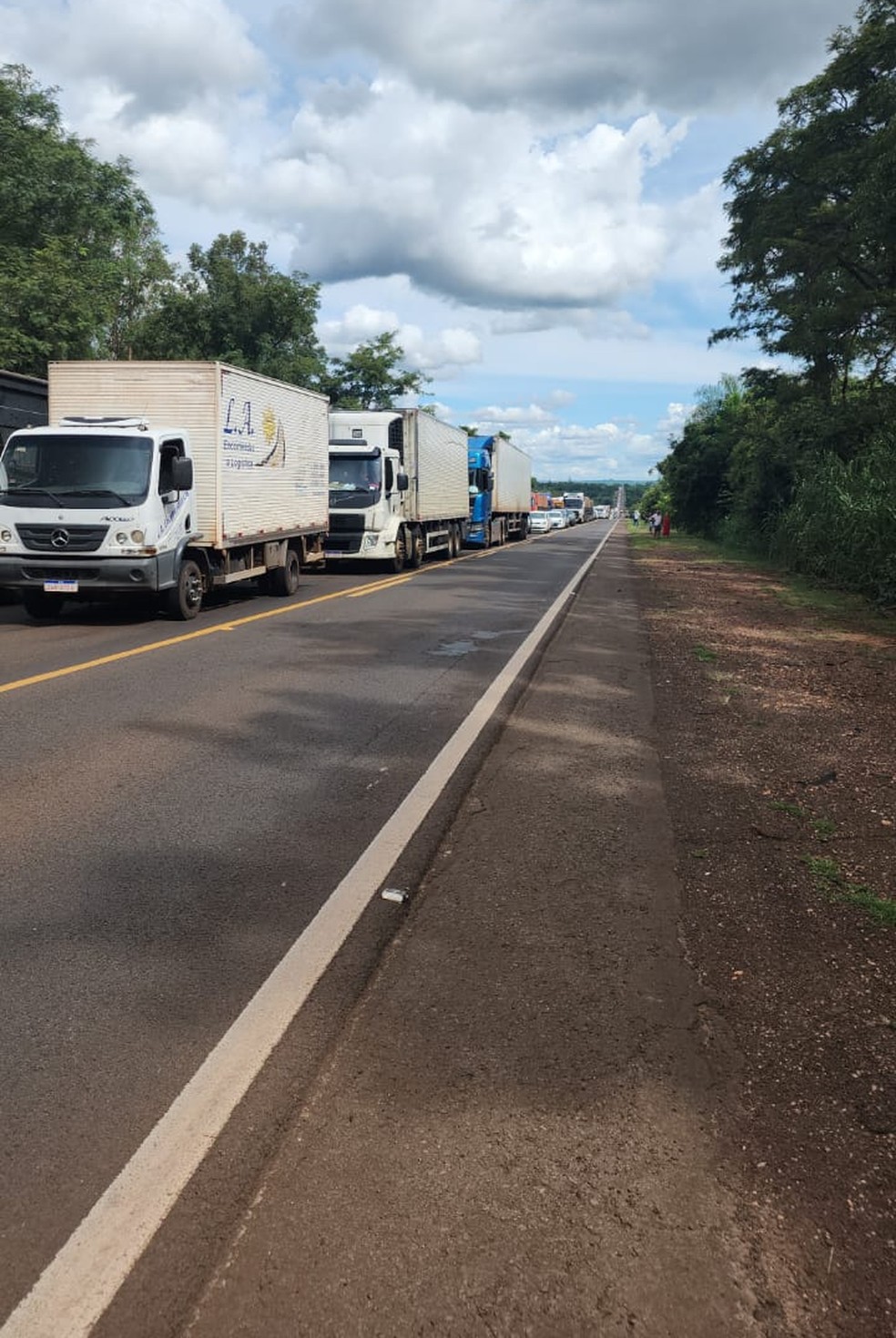 Local do acidente segue congestionado, em MS — Foto: Redes sociais