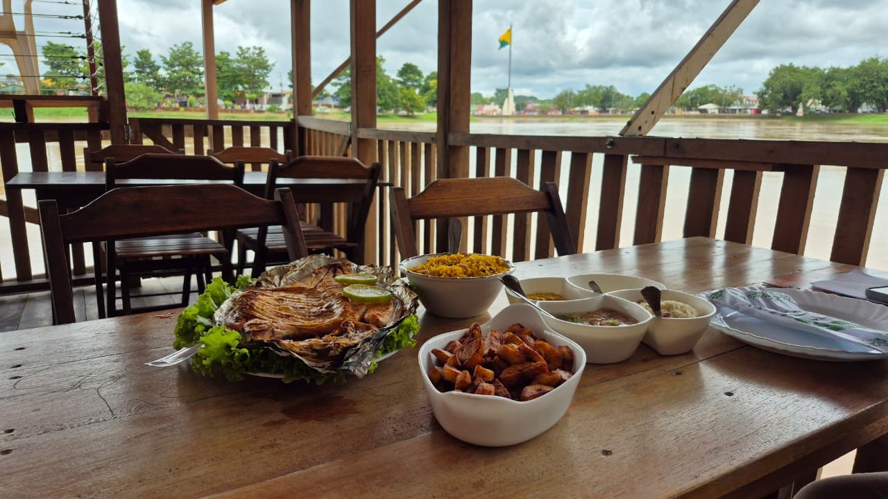 Restaurante flutuante no Rio Acre vira ponto turístico ao unir culinária regional e histórias de família: 'Me sinto privilegiado'
