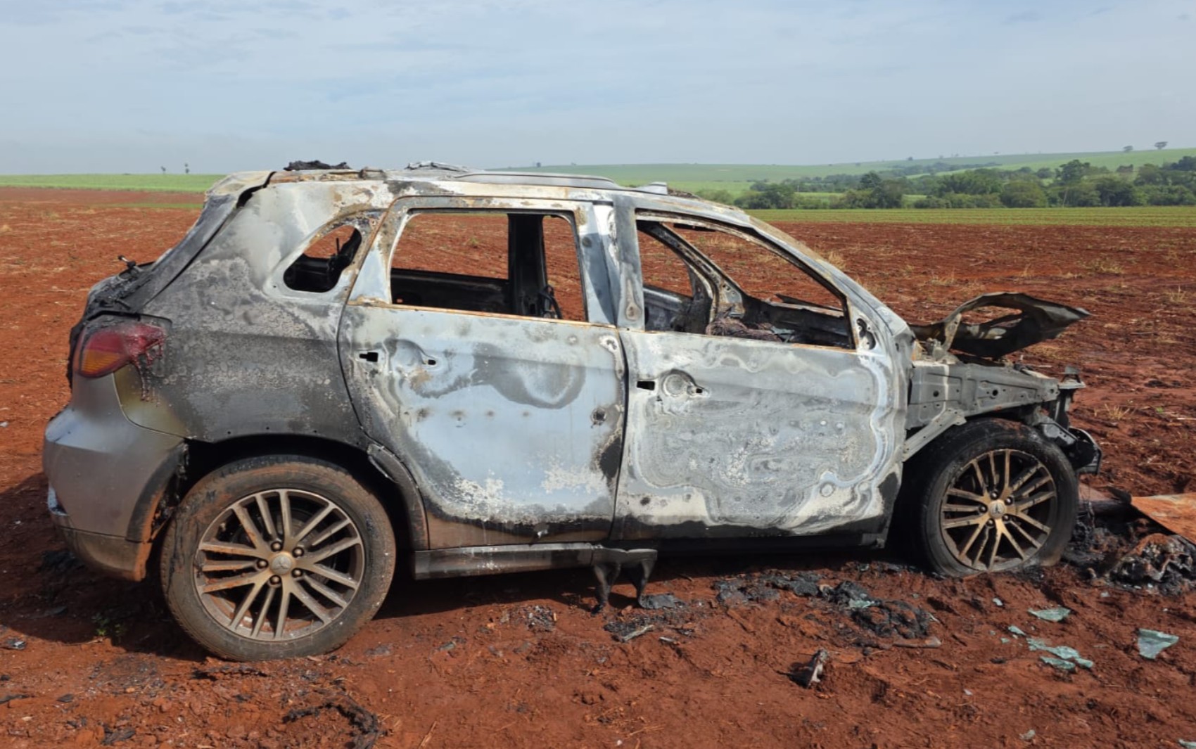 Carro usado por suspeitos de matar segurança em Monte Azul Paulista, SP, é encontrado incendiado em área rural