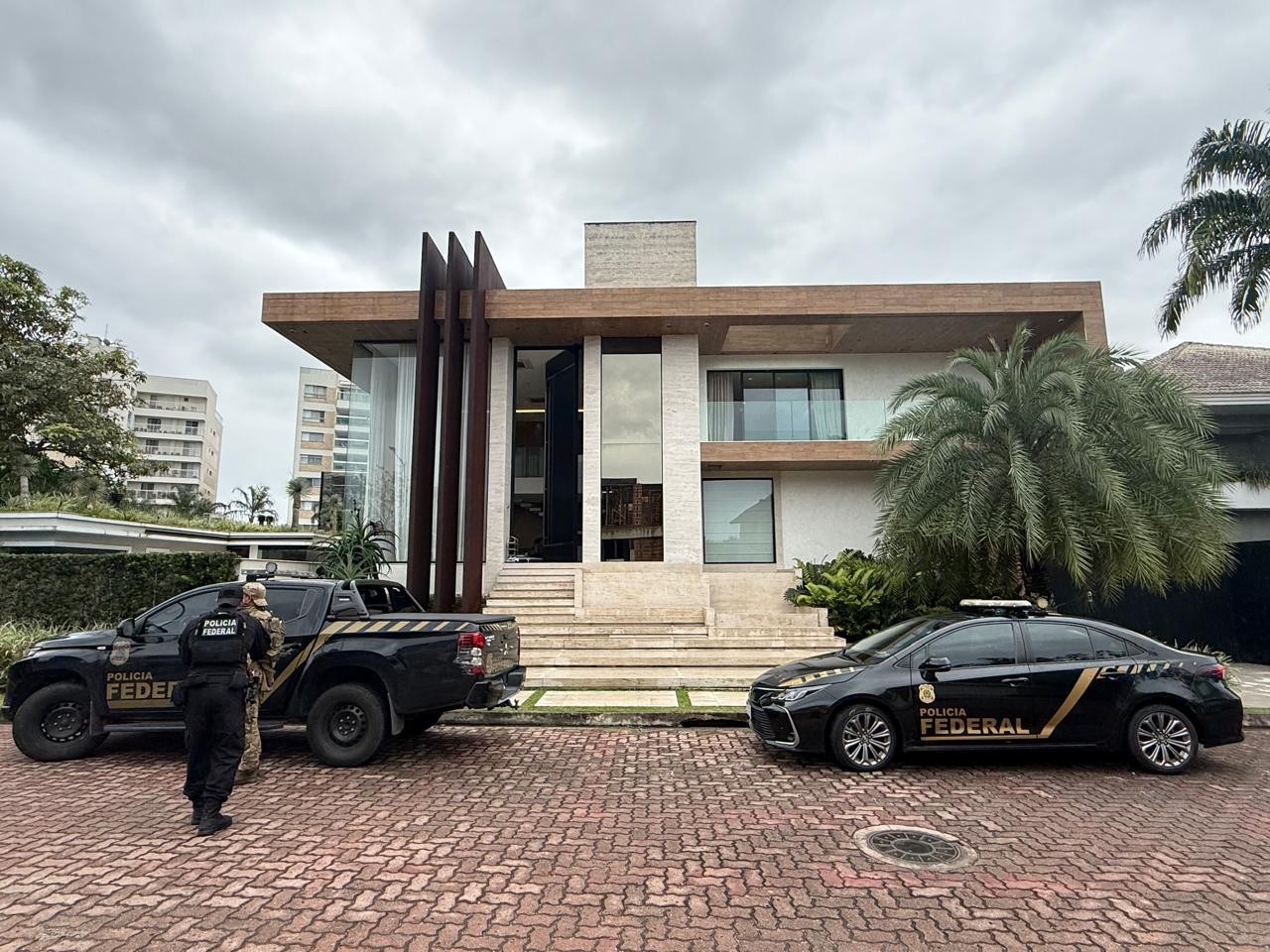PF apreende armas, dinheiro e relógios em casa de luxo na Barra da Tijuca; FOTOS