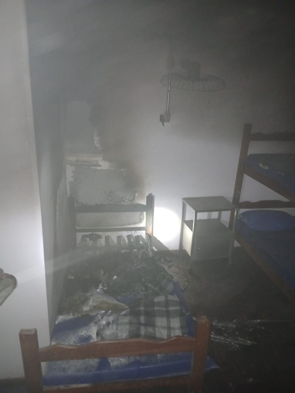Chamas consumiram colchão e cama no HU da UFJF; suspeita é de curto-circuito — Foto: Corpo de Bombeiros/Divulgação