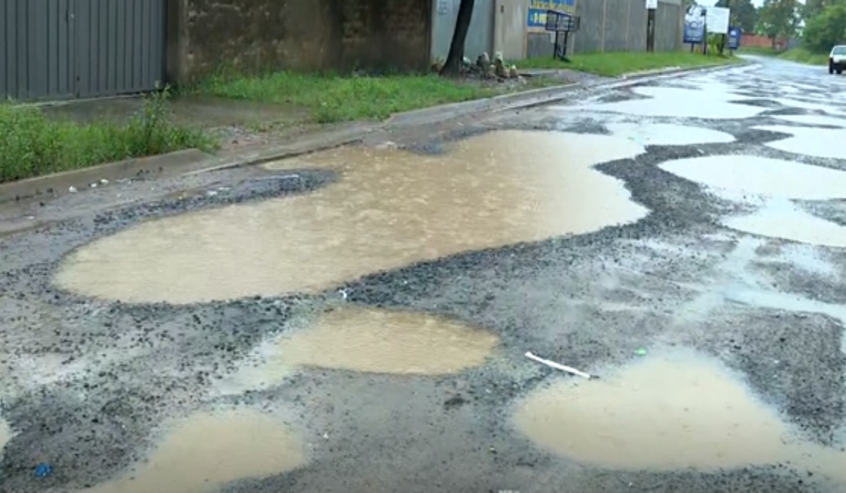 Chuvas causam transtornos em Monte Mor: ruas com buracos e lama dificultam chegada do ônibus escolar