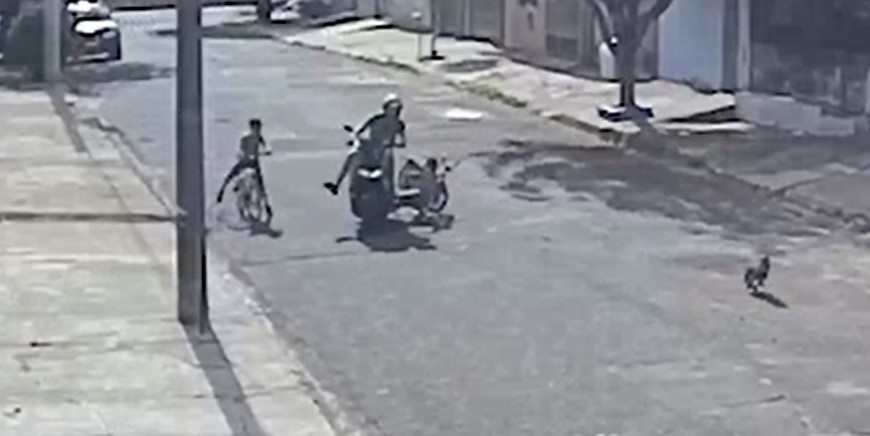 VÍDEO: Motociclista atropela criança e foge sem prestar socorro em Avaré 