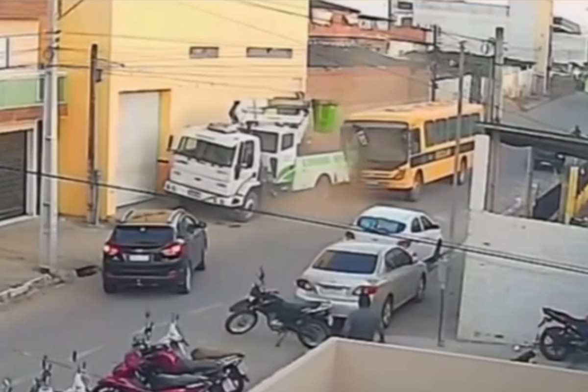 Ônibus escolar bate, arrasta veículos e arremessa mecânico após impacto em Surubim; VÍDEO