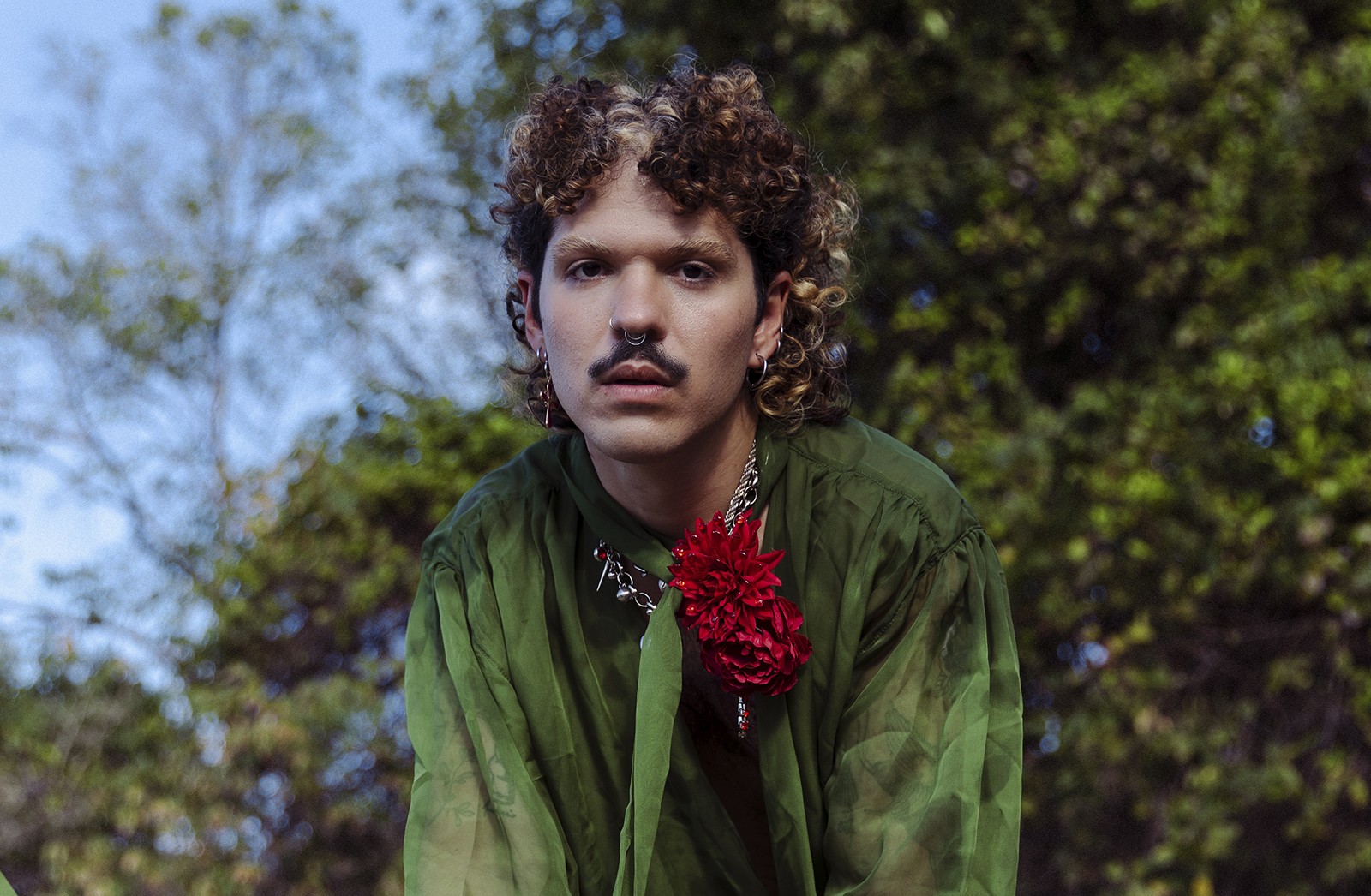 Jáder alarga eixo estético e transita por funk e pagode, entre ritmos do Nordeste, no álbum 'Deixa o mundo acabar'