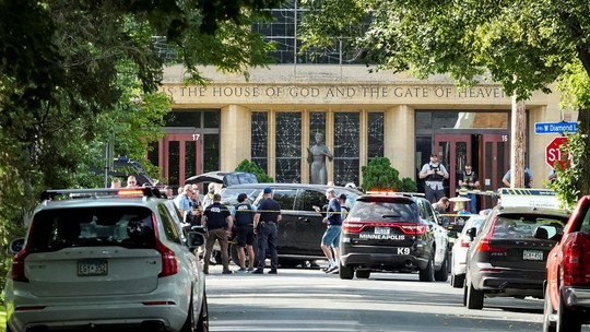 Menina descreve momentos de terror em igreja em Minneapolis: 'Fiquei muito assustada' - Caso ocorreu na capital do Minnesota. Crianças de uma escola católica que também fica no local estavam na igreja no momento e estão entre os mortos, segundo prefeito. Entre os feridos, 14 são crianças. Atirador tirou a própria vida, segundo autoridades locais.