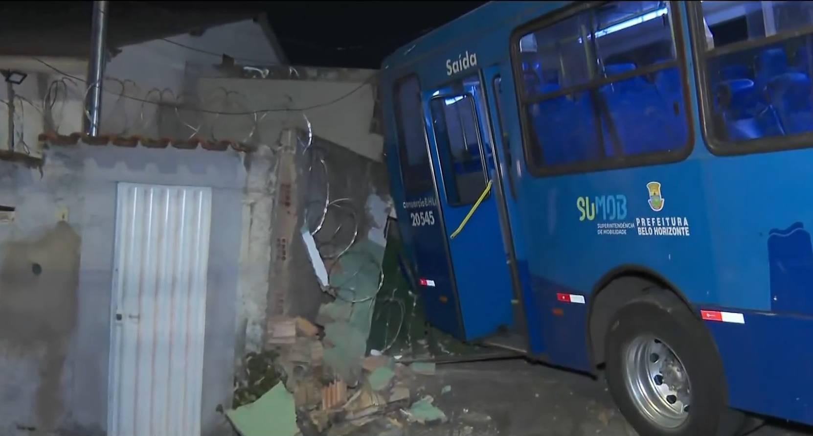 Ônibus perde freio e atinge muro de casa em BH