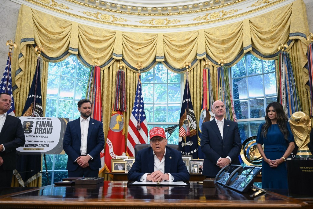 Trump segura taça da Copa do Mundo e pergunta se pode ficar com ela; VÍDEO