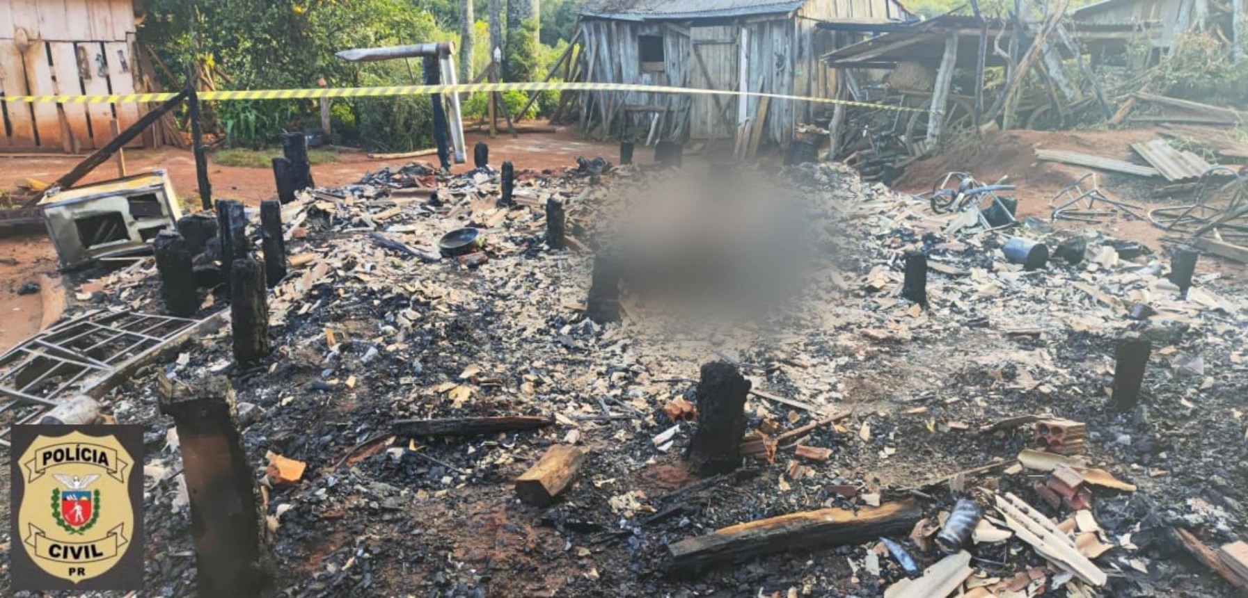 Corpos de idoso e de quatro cachorros de estimação são encontrados carbonizados após casa pegar fogo, no Paraná