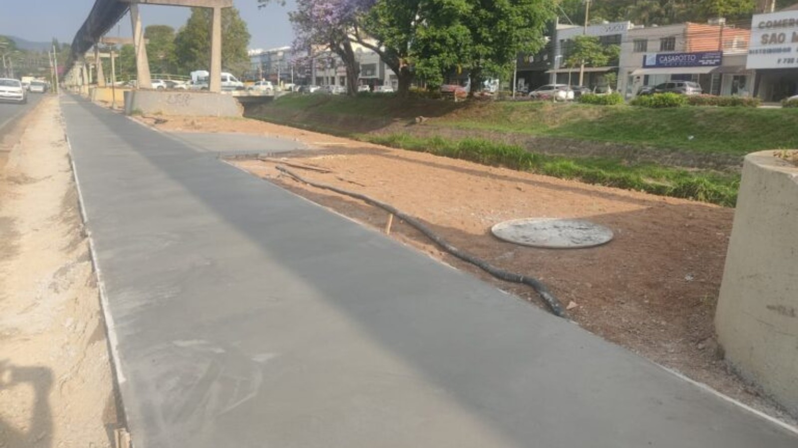 Revitalização da Avenida João Pinheiro avança com novas calçadas e acessibilidade