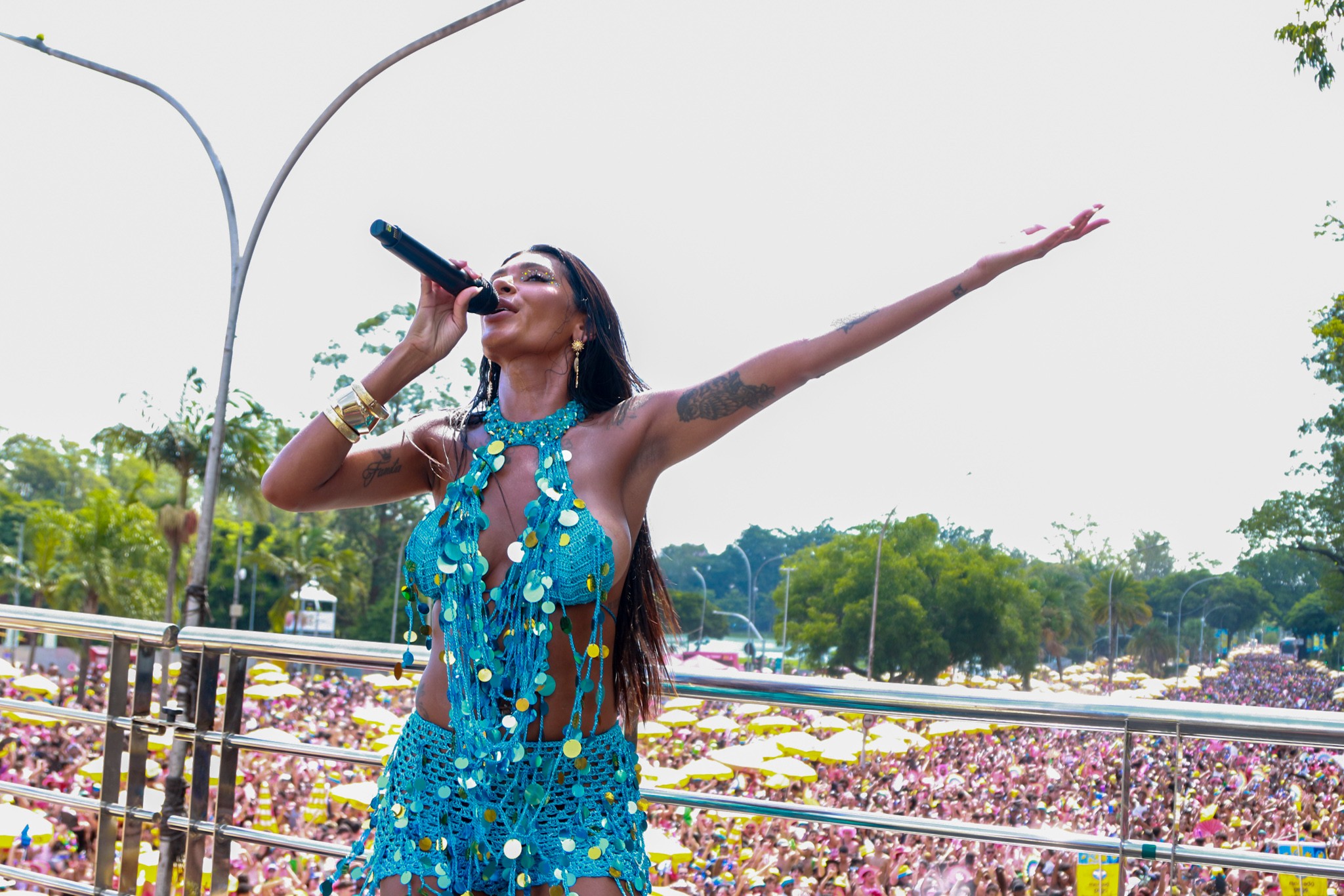Pocah se apresenta no Carnaval de rua de São Paulo; veja fotos 