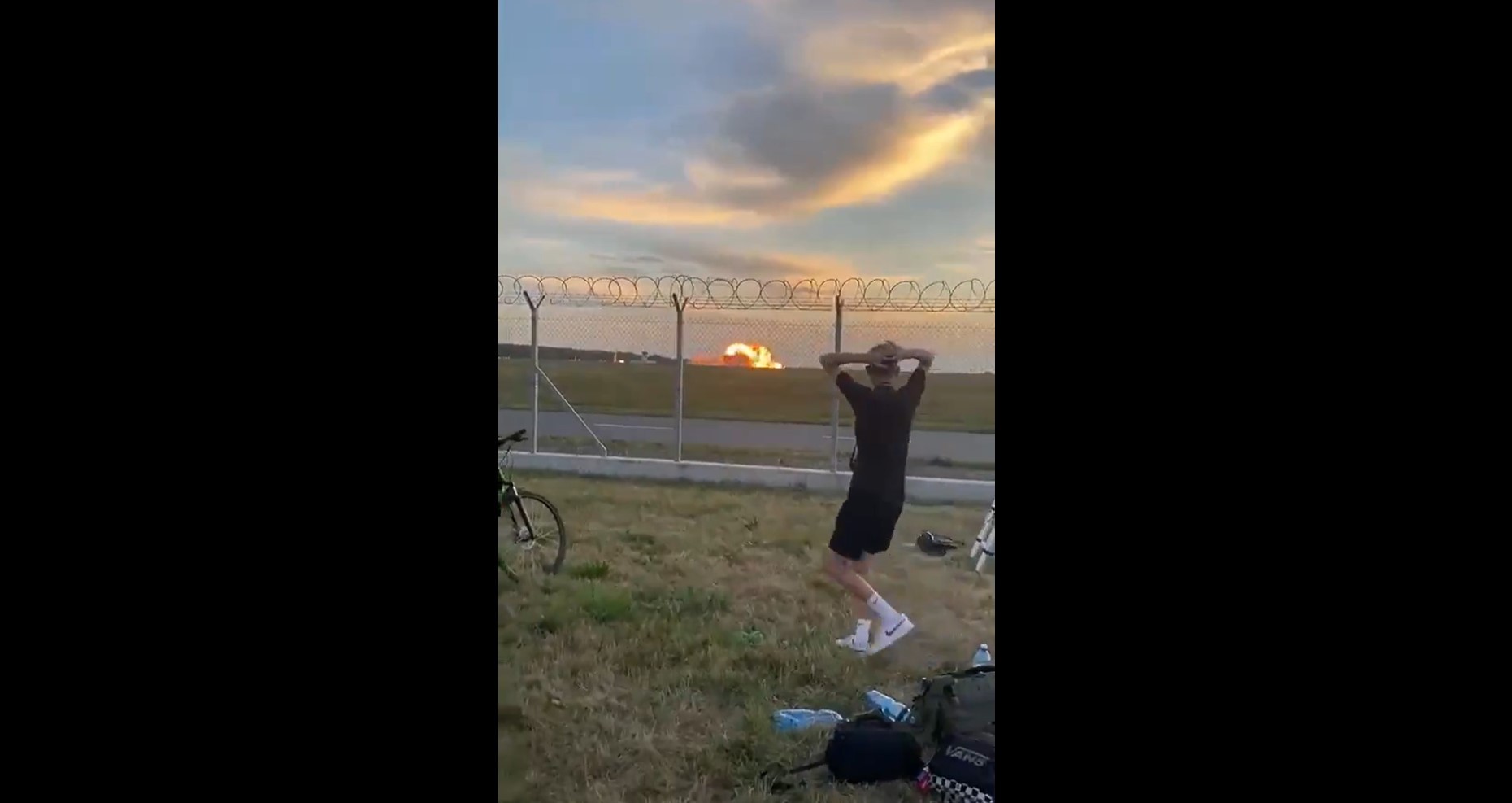 Caça F-16 cai e explode durante ensaio para show aéreo na Polônia; piloto morreu