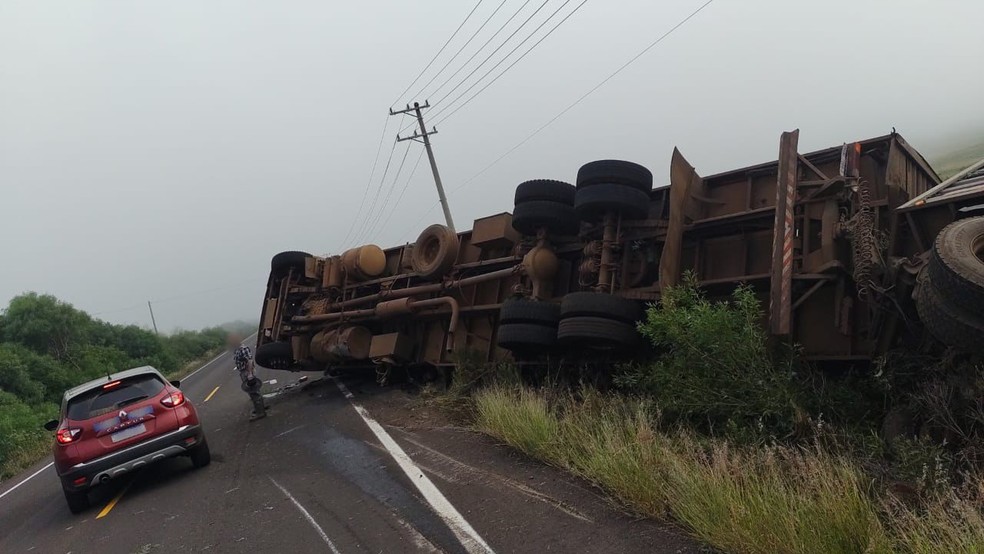 Caminho tomba e animais morrem em Uruguaiana — Foto: Divulgao/ Corpo de Bombeiros Militar do RS