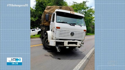 Pista fica interditada após caminhão bater em caminhonete na BR-153