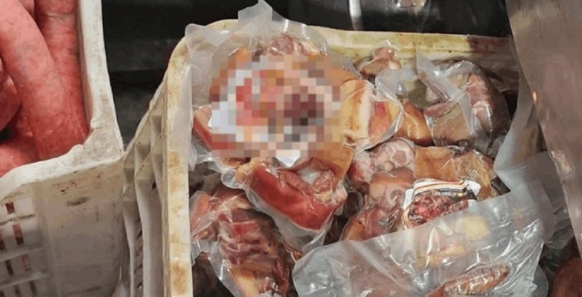 Casa de carnes é interditada por fraude em selo de inspeção e tem 240 kg de alimentos apreendidos em Juiz de Fora