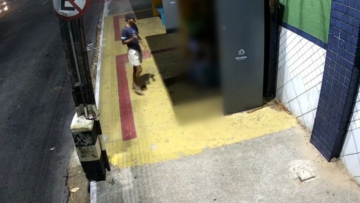 Vídeo: Parada de ônibus é ponto de assaltos pelo mesmo criminoso por três dias, em Fortaleza